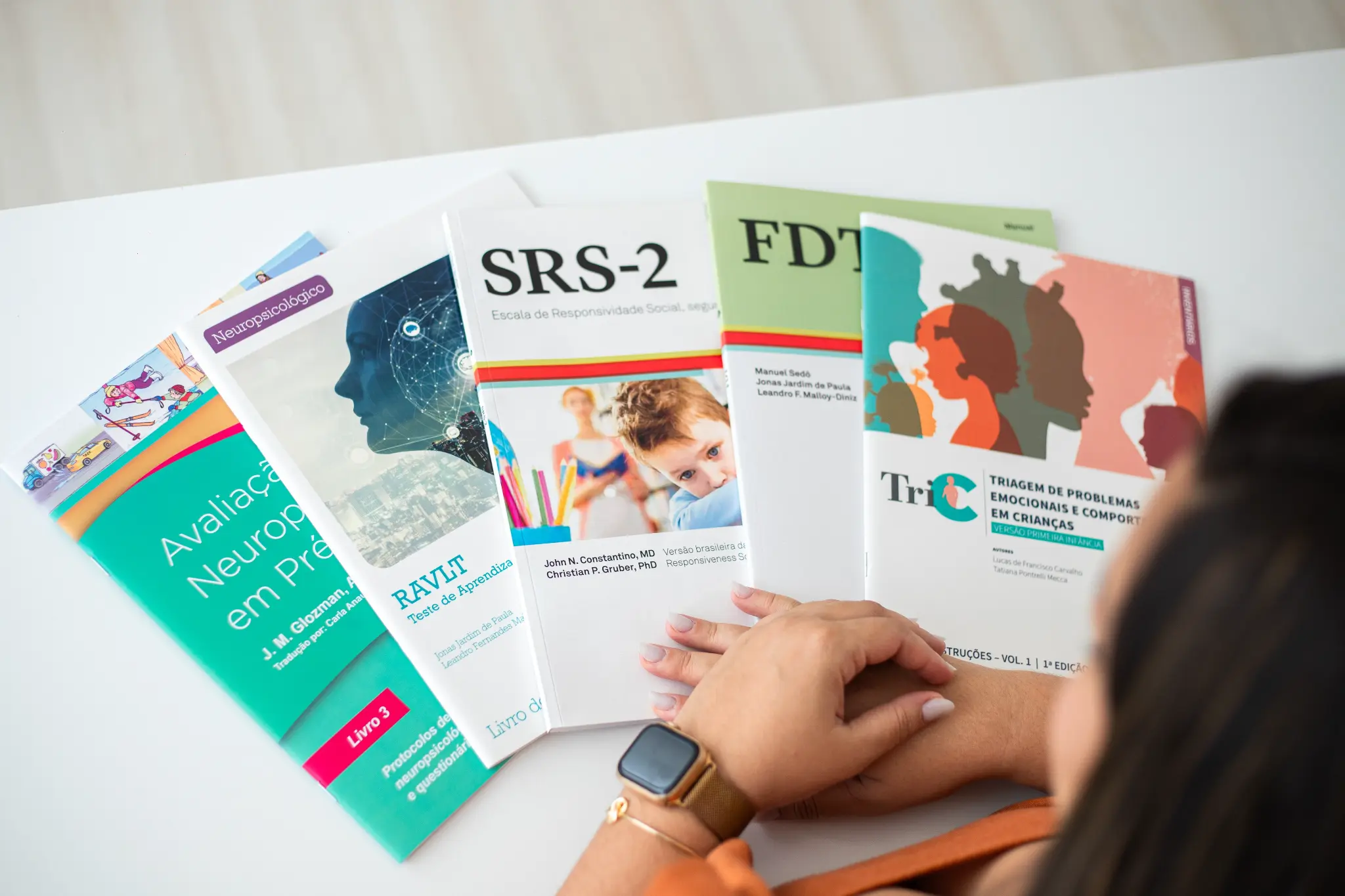 Materiais de avaliação neuropsicológica e livros especializados